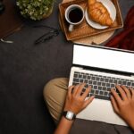 Discover the top 5 beginner-friendly freelance writing courses to kickstart your career in 2025. Learn SEO, blogging, client acquisition, and more.
