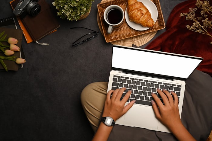 Discover the top 5 beginner-friendly freelance writing courses to kickstart your career in 2025. Learn SEO, blogging, client acquisition, and more.
